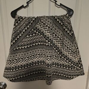 Studio Black and White Patterned Women Skorts